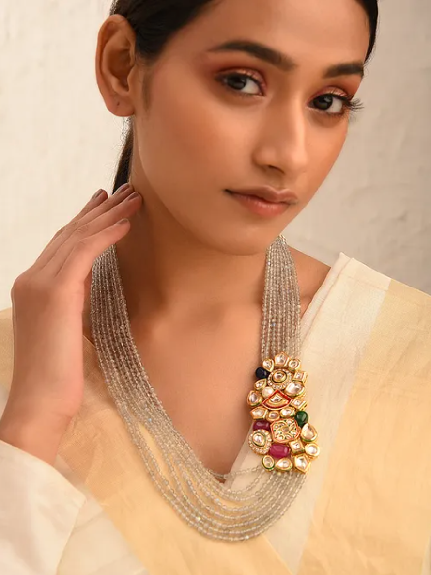 Side shop brooch necklace