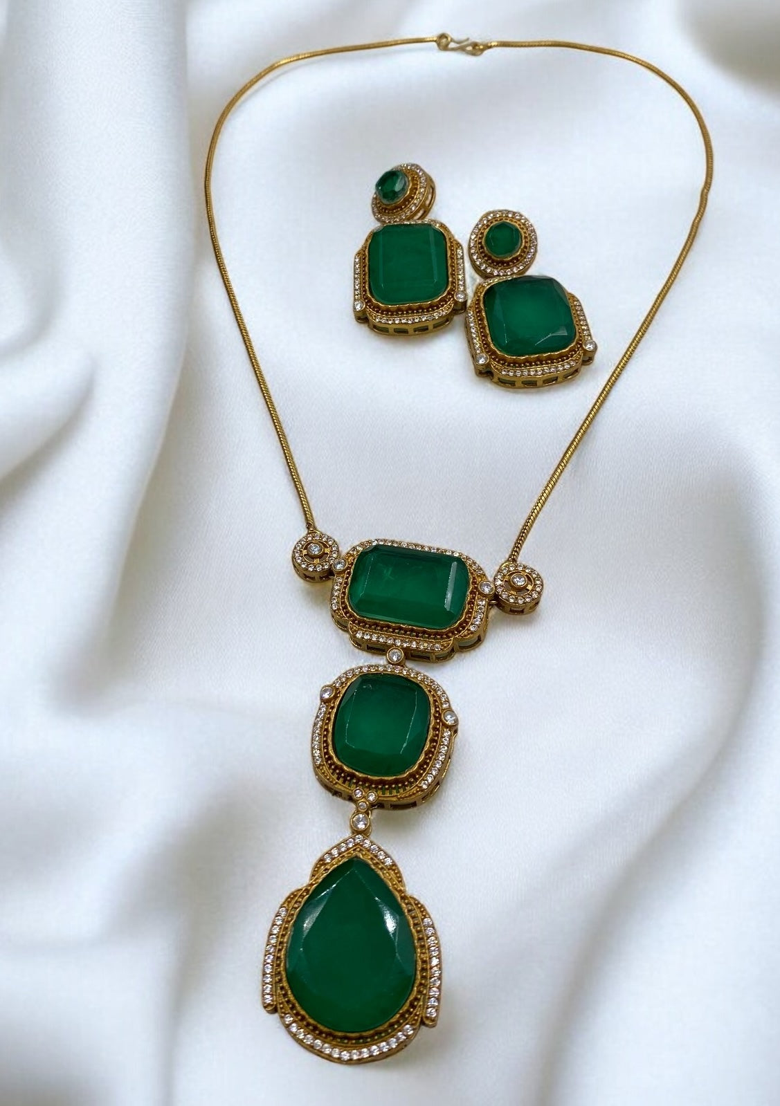 Zeenat - Emerald Green Chain Necklace Set With Earrings