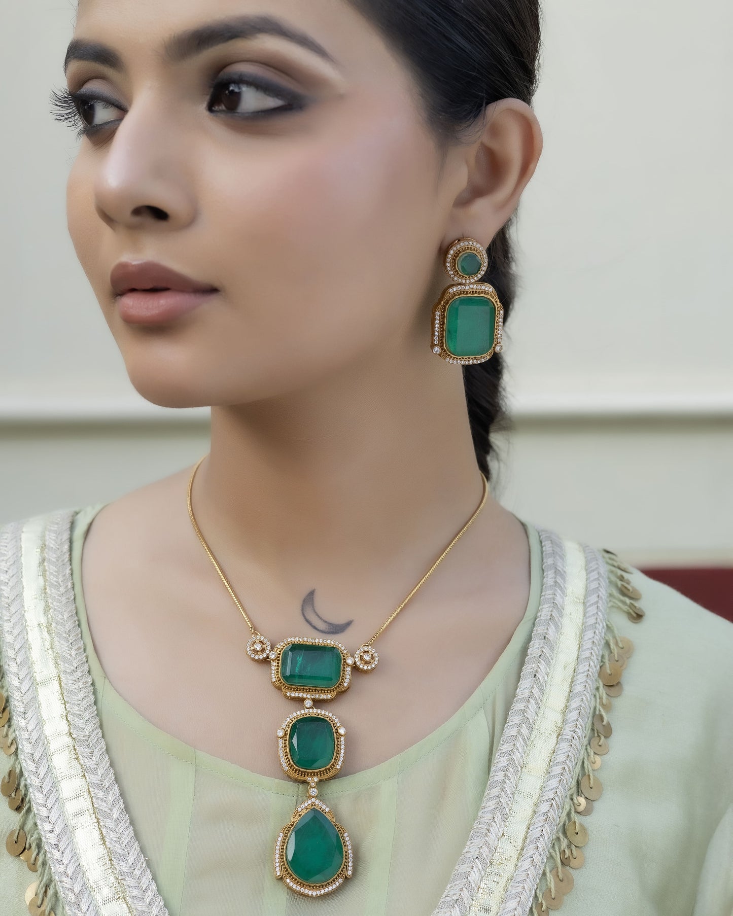 Zeenat - Emerald Green Chain Necklace Set With Earrings