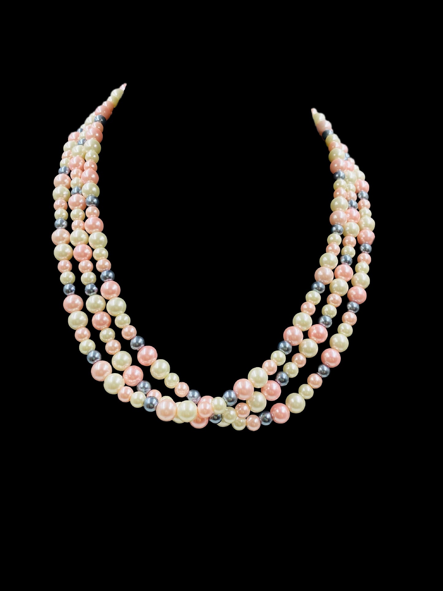 MULTICOLOR TRIPLE LINE SHELL PEARL NECKLACE