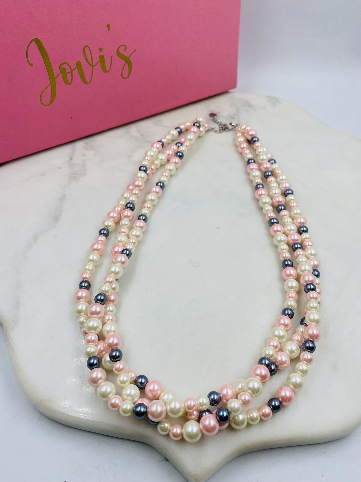 MULTICOLOR TRIPLE LINE SHELL PEARL NECKLACE