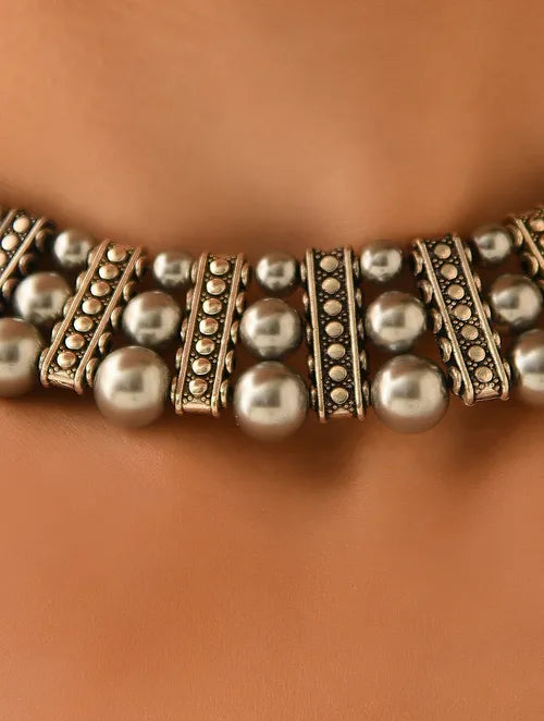 Metallic Pearls Short Necklace