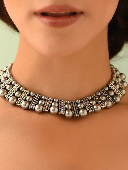 Metallic Pearls Short Necklace