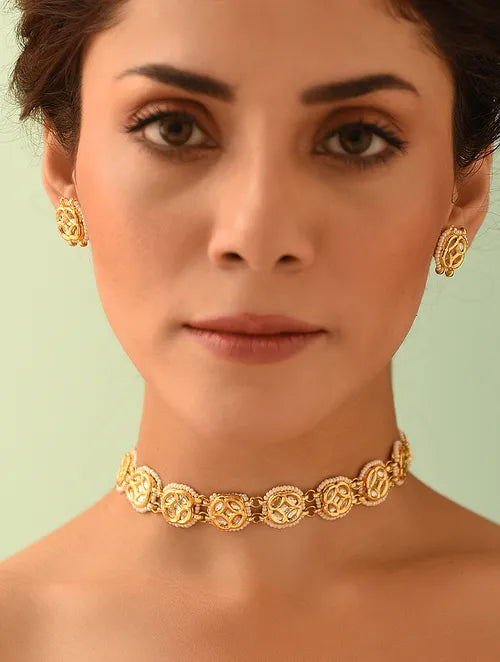 Delicate Kundan and Pearl Short Necklace with Earrings