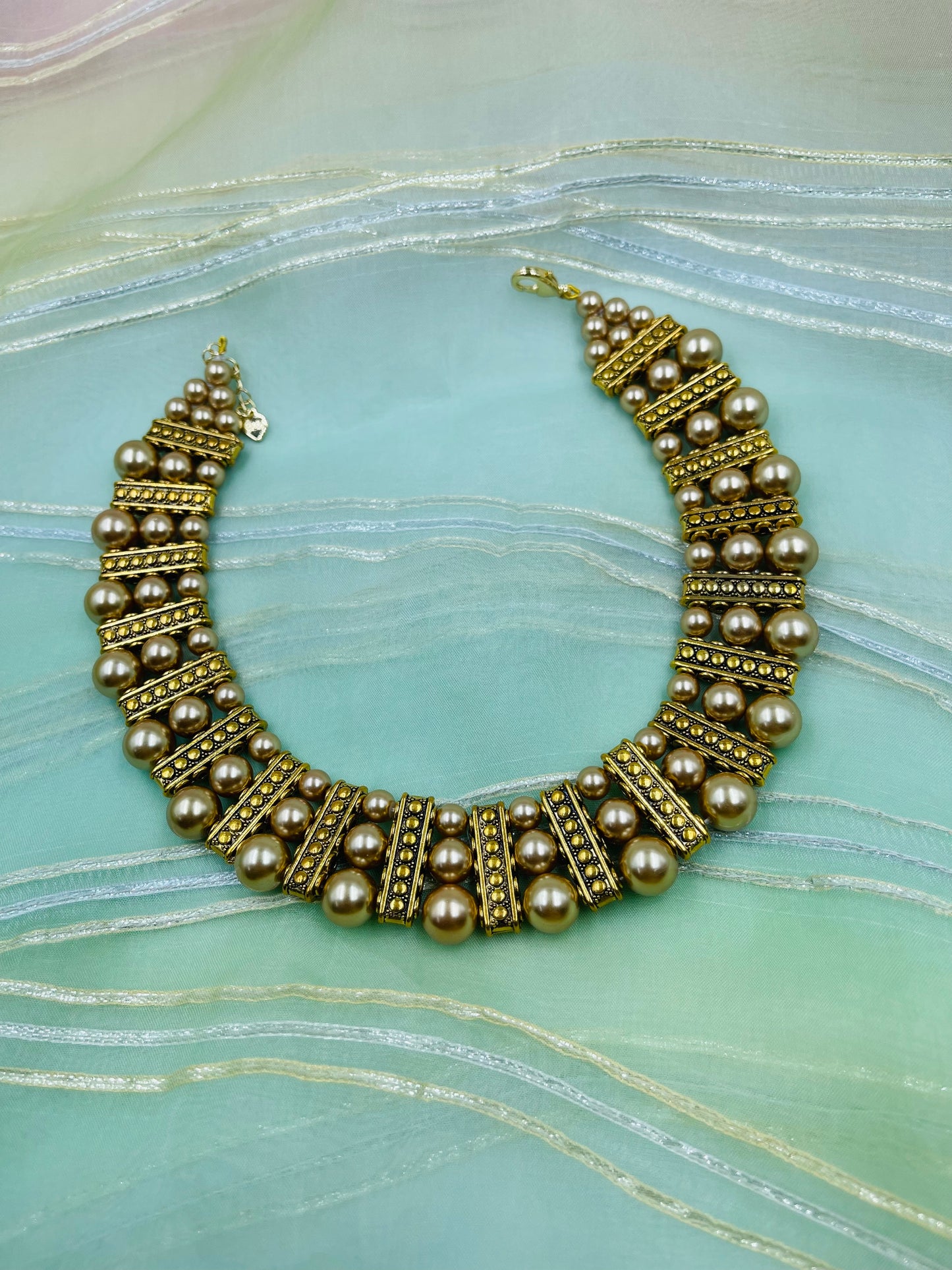 Metallic Pearls Short Necklace