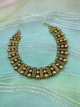 Load image into Gallery viewer, Metallic Pearls Short Necklace

